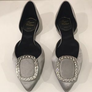 Roger Vivier Paris - Ballerinas Silver Satin Flats Size 34.  Fits size 5 & 5.5